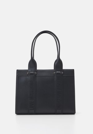 Zwarte rechthoekige handtas met twee handvatten en verticale banden met de tekst "LOVE MOSCHINO" geperst aan elke zijde.