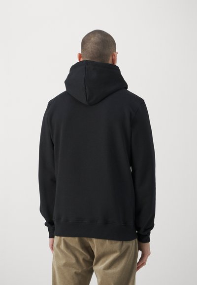 Sweat à capuche noir avec une texture lisse, des poignets et un ourlet côtelés, doté d'une poche kangourou et sans logos ni motifs visibles.