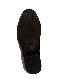 Bruine schoenzool van gestructureerd zwart rubber, met een houtnerfpatroon. Licht verhoogde hak, ronde neus en verticale groeven voor grip.