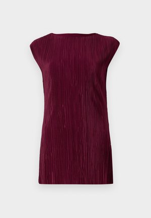 Top sans manches bordeaux avec une texture en plis verticaux, un col rond et une forme en A, doté d'un tissu lisse et doux.