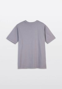 Szara krótki rękaw koszulka wykonana z bawełny, z okrągłym dekoltem i gładką fakturą, o prostym wzorze, uchwycona od tyłu.