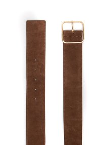 Hnědý semišový pásek s hladkou texturou, vybavený zlatou kovovou sponou, několika otvory na nastavení a kontrastním prošitím podél okrajů.