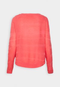 Pull en tricot corail avec manches longues, encolure ras du cou, rayures horizontales texturées et coupe décontractée. Matériau doux avec des poignets côtelés.