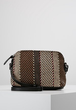 Lille rektangulær flettet skuldertaske med diagonalt striped mønster i brun, beige og sort samt sort justerbar rem på hvid baggrund.