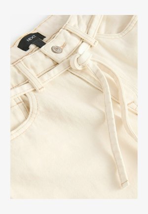Pantaloni scurți de culoare crem, cu o suprafață texturată, prevăzuți cu un buton de prindere și un detaliu legat la talie. Cusături în contrast pe margini.