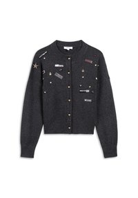 Donkergrijze cardigan met lange mouwen, ronde hals, goudkleurige knopen en verschillende geborduurde patches en versieringen, waaronder sterren en tekst.