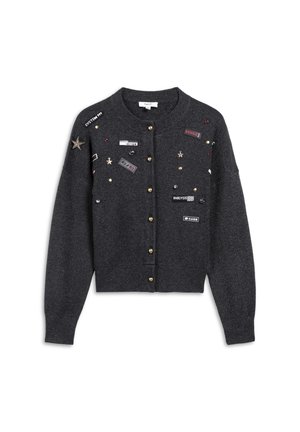 Cárdigan gris oscuro con mangas largas, cuello redondo, botones en tono dorado y varios parches bordados y decoraciones, incluyendo estrellas y texto.