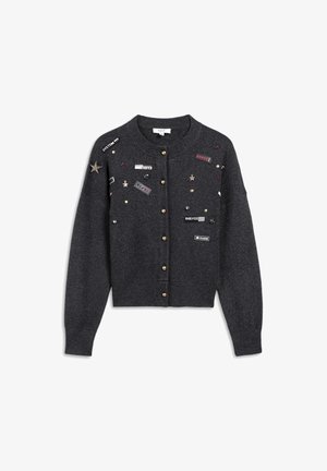 Cardigan grigio scuro con maniche lunghe, collo rotondo, bottoni color oro e vari toppe e decorazioni ricamate, tra cui stelle e testo.