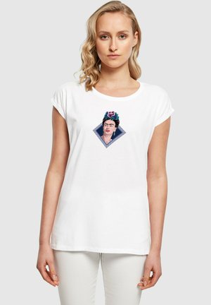 Hvid bomulds T-shirt med en farverig grafik af Frida Kahlo i en diamantform, prydet med blomster- og mønsterdetaljer.