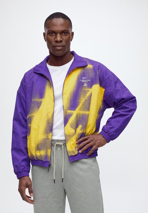 Nike LOS ANGELES LAKERS STANDARD ISSUE WOVEN JACKET - Chaqueta de entrenamiento - field purple/amarillo — photo 4