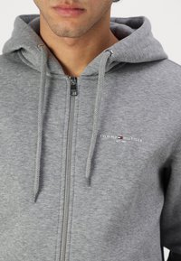 Tommy Hilfiger SMALL LOGO ZIP  - Hoodie - medium grey heather