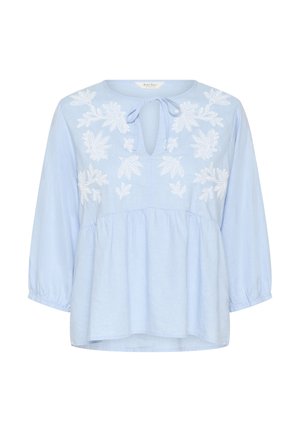 Gaiši zila pepluma blūze ar apaļu kakla izgriezumu, saišu detaļu un baltu ziedu izšuvumu. Izstrādājums ar trīs ceturtdaļufakām piedurknēm un mīkstu tekstūru.