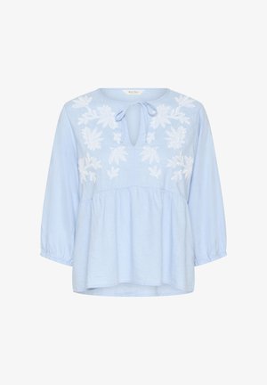 Vaaleansininen peplum-paita, jossa on pyöreä kaula-aukko, nauhabiografia ja valkoista kukkakirjontaa. Ominaisuuksiin kuuluu kolmannelta neljännekseltä hihat ja pehmeä rakenne.