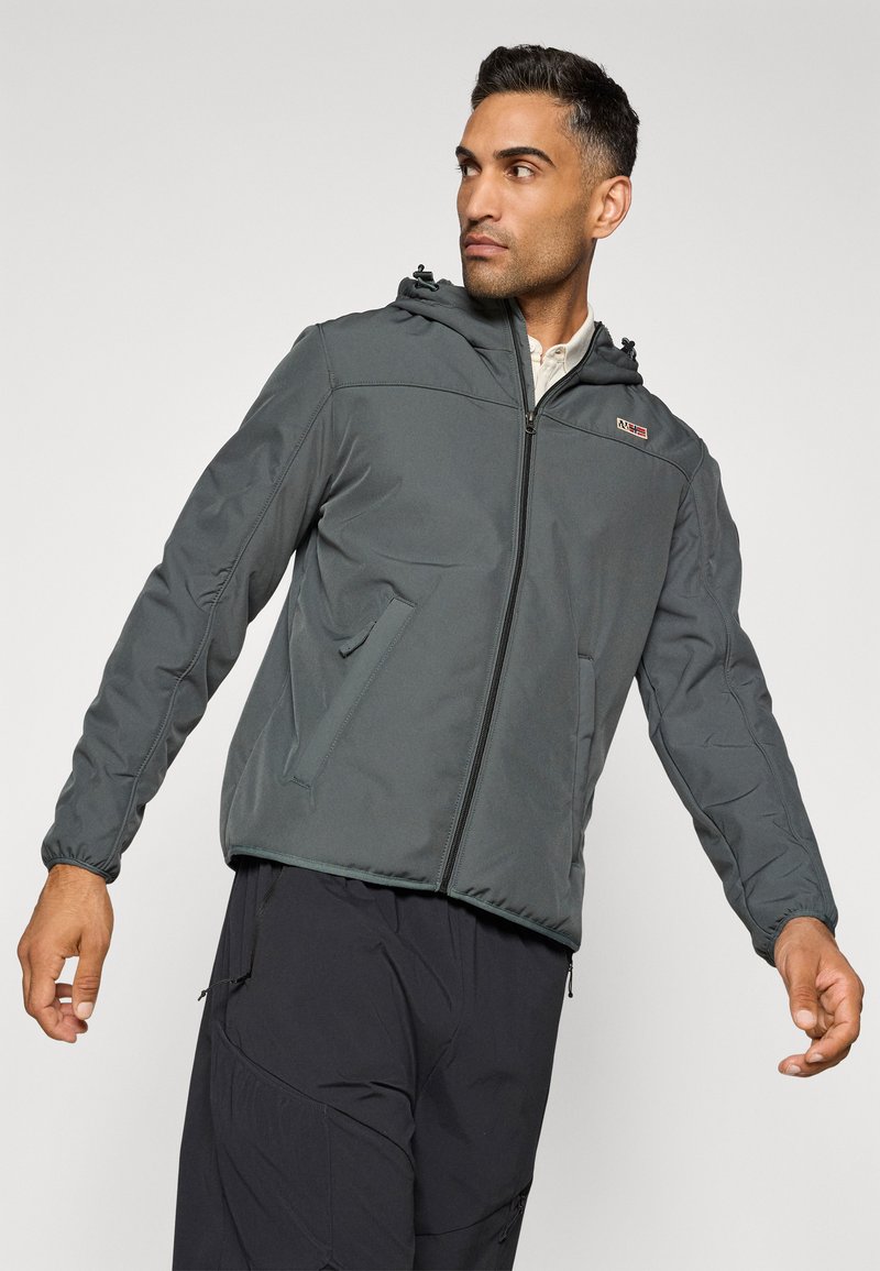 Veste grise avec capuche, fermeture éclair à l'avant, poignets élastiques et poches latérales. Elle présente un logo subtil sur la poitrine et une finition lisse et texturée.