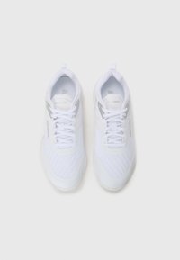 Baskets de sport blanches avec une tige en mesh et textile, dotées de lacets, d'un embout renforcé et de accents de marque gris subtils. Bout arrondi et semelle rembourrée.