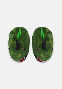 Grønne dinosaur-tema tøfler med plysj tekstur, som har tenner, øyne og skjell, designet for å passe komfortabelt på foten.