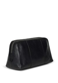 Svart läder kosmetikväska med en strukturerad design, rund form, toppdragkedja och subtila vertikala sömmar. Slät yta.