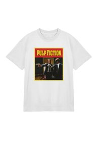 Bílý bavlněný tričko s tištěnou grafikou z "Pulp Fiction" se žlutým okrajem, na kterém jsou zobrazeni dva charakteri mířícími zbraněmi.