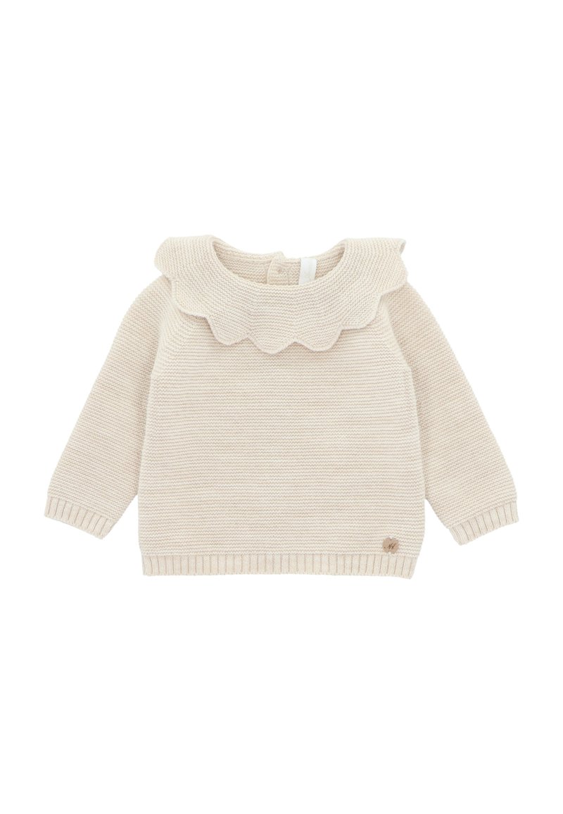 Suéter de punto beige con un cuello festoneado, dobladillo y puños acanalados, que presenta un pequeño detalle de logo en la parte inferior izquierda.