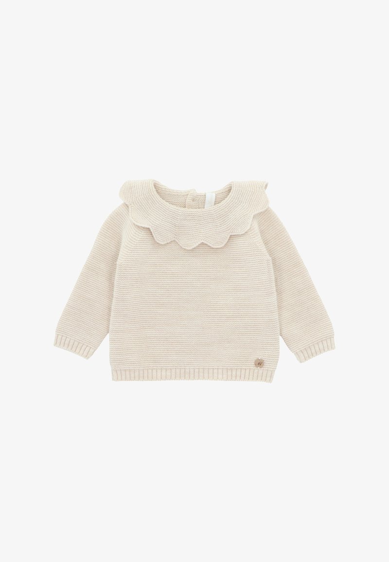 Suéter de punto beige con un cuello festoneado, dobladillo y puños acanalados, que presenta un pequeño detalle de logo en la parte inferior izquierda.