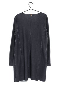 Dunkelgraues langärmeliges Kleid mit rundem Halsausschnitt, das sichtbare weiße Nähte und einen rückwärtigen Knopfverschluss aufweist. Hängt an einem schwarzen Haken.