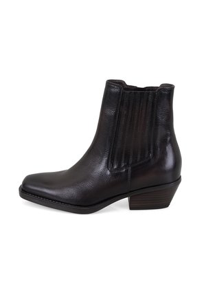 Bottines en cuir noir à bout pointu, avec des panneaux latéraux élastiques et un talon empilé. Texture lisse avec un léger détail de grain.