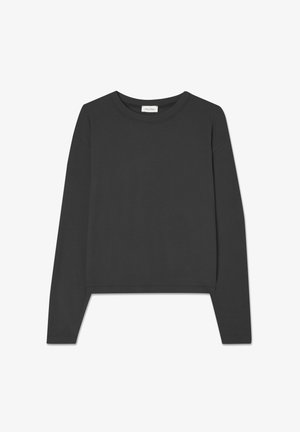 Čierna cropovaná mikina s dlhým rukávom, okrúhlym výstrihom a viditeľnou značkovou etiketu vo vnútri goliera, položená na bielom pozadí.