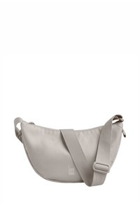 Borsa a spalla beige realizzata in tessuto resistente, con un design curvo, tracolla regolabile e logo stampato sul lato.
