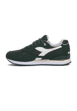 Sneaker sportiva verde scuro e bianca con chiusura frontale con lacci, suola ammortizzata e logo sul lato e sul tallone, mostrata in profilo laterale.
