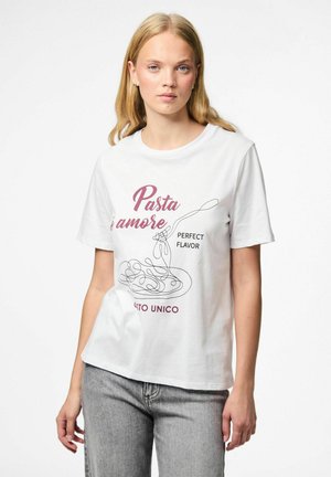 Witte katoenen t-shirt met een grafisch ontwerp van spaghetti en de tekst "Pasta i amore," met bordeauxrode accenten. Korte mouwen, ontspannen pasvorm.