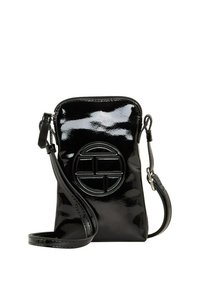Černá lesklá kožená crossbody taška s texturovaným kruhovým logem, zipovým uzávěrem a nastavitelným popruhem, s hladkým, lesklým povrchem.