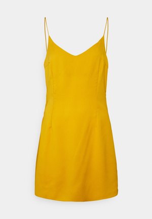 Gelbes ärmelloses Kleid mit V-Ausschnitt, figurbetontem Oberteil und ausgestelltem Saum. Hergestellt aus glattem Stoff, mit dünnen Trägern und minimaler Detailierung.