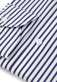 Niebiesko-biała w paski bawełniana koszula z kołnierzykiem i detalami w postaci guzików, charakteryzująca się sztywnym materiałem, starannie złożonymi mankietami oraz cienkimi poziomymi paskami.
