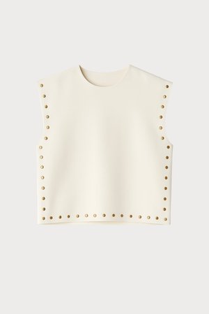 Top fără mâneci de culoare crem, cu decolteu rotund și mici ținte aurii distribuite uniform pe părțile laterale și pe tivul inferior.