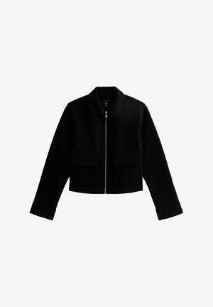 Zwarte cropped jacket van gladde stof, met een ritssluiting aan de voorkant, twee grote voorkeurs en een klassieke puntige kraag.
