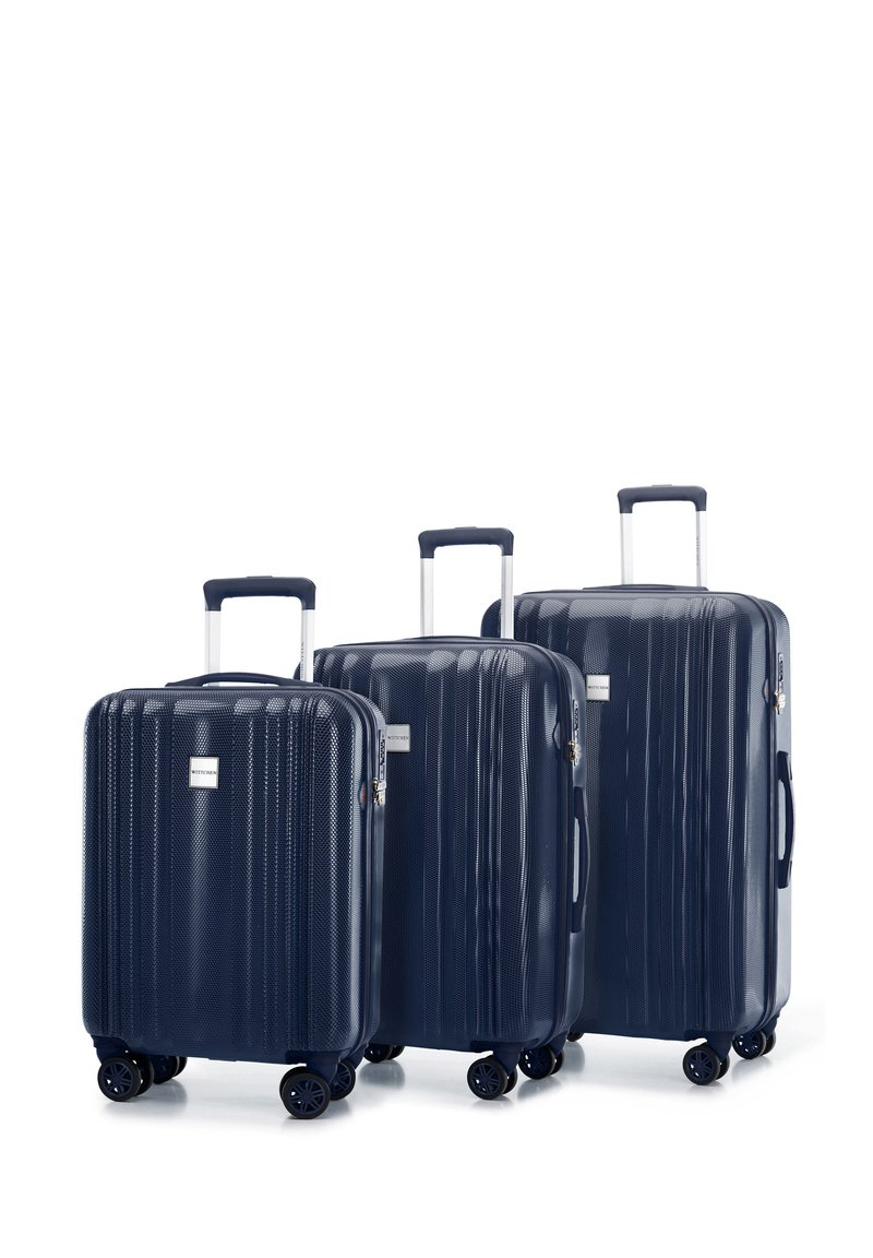 Marine hard-shell koffer set met verticale groeven, aluminium handvatten en vier spinnerwielen; verschillende maten van klein tot groot weergegeven.