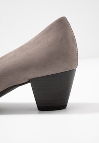 Szare zamszowe buty na wysokim obcasie z wąskim czubkiem i grubym czarnym słupkowym obcasem, charakteryzujące się gładką teksturą i precyzyjnymi detalami szycia.