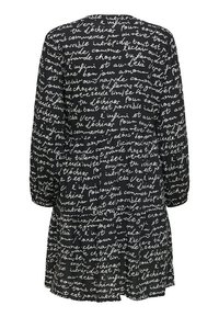 Vestido negro con mangas largas y corte relajado, decorado con un patrón de texto escrito a mano en blanco, cinturilla elástica y dobladillo acampanado.