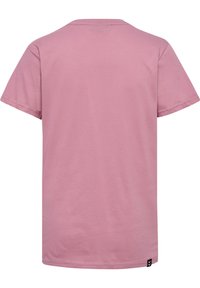 Prosty jasnoróżowy t-shirt z krótkim rękawem, pokazany od tyłu, z małą czarną metką na dolnym brzegu, na białym tle.