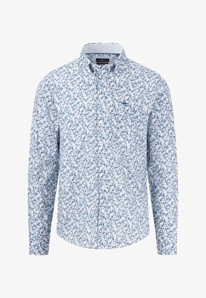 Camisa de botones floral con un fondo azul claro y pequeños patrones en azul y verde, cuello tipo punta y mangas largas.