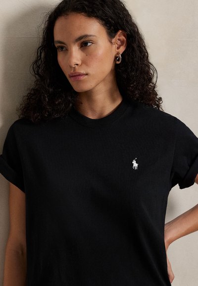 Μαύρο βαμβακερό μπλουζάκι με στρογγυλή λαιμόκοψη, ρεβέρ κοντό μανίκι και λευκό κεντημένο λο�γότυπο στο στήθος.