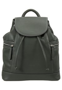 Sac à dos en cuir vert foncé avec un rabat et une fermeture à cordon, doté de deux poches zippées sur le devant et de détails de couture visibles.