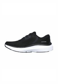 Baskets de sport noires avec un upper en mesh respirant, une semelle intermédiaire blanche rembourrée et une semelle extérieure noire texturée avec un design à lacets.