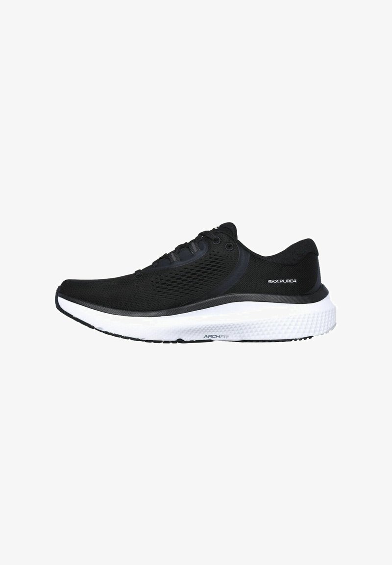 Baskets de sport noires avec un upper en mesh respirant, une semelle intermédiaire blanche rembourrée et une semelle extérieure noire texturée avec un design à lacets.