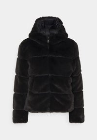 Svart pälskappa i faux fur med dragkedja fram, avtagbar huva och quiltat mönster. Har en slät innerfoder och mjuk textur.