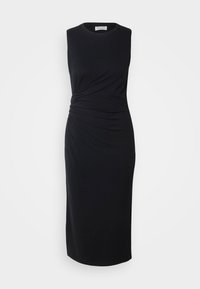 Robe midi noire sans manches avec col rond et détail froncé sur le côté, sur fond clair uni.