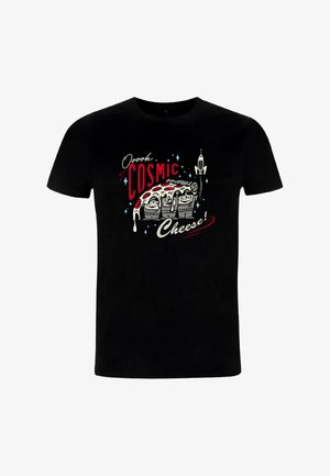 Zwart t-shirt met cartoonachtige pizza slice karakters, een raket en de tekst "Ooooh Cosmic Cheese!" in rood- en crèmekleuren.