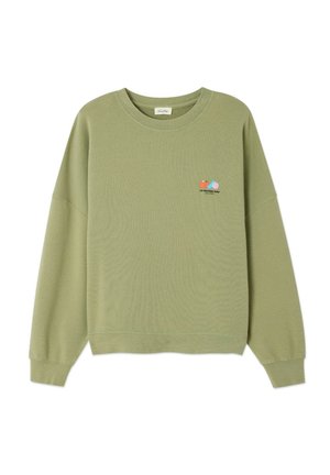 Gaiši zaļa kokvilnas sporta džemperis ar apaļu kaklu, pazeminātām pleciem un mazu izšuvumu ar diviem putniem kreisajā krūtīs.