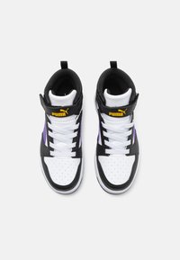 Høye sneakers med svart, hvit og lilla syntetisk overdel. Har polstret krage, perforert tåboks og kontrasterende gul logo.
