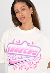 Nike Sportswear DANCE TEE - Apdrukāts T-krekls - sail